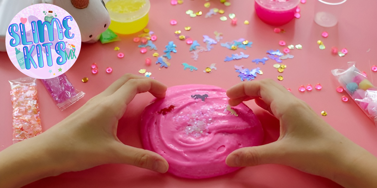 Logotipo de Slime Kits Mx con manos de niña jugando con slime rosa